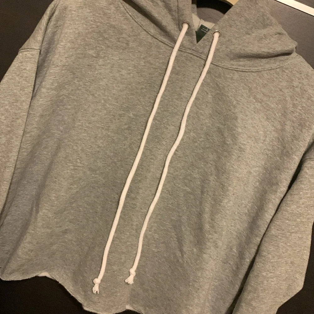 Wild Fable Women's Gray Cropped Sweatshirt Hoodie - Picture 4 of 12